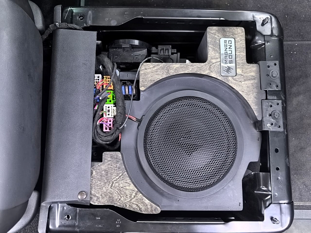 Короб стелс 10" для Volkswagen Transporter, Multivan, Caravelle, California Т6 и Т6.1 под сиденье
