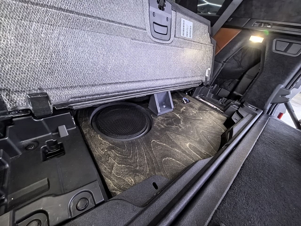 Короб стелс 10" для BMW X7 (G07)  в нишу багажника