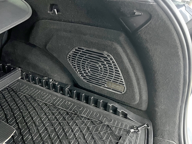 Короб стелс 10" для Geely Monjaro V3 с фальшпанелью