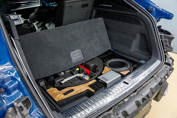 Короб стелс 10" для Audi Q8 в нишу багажника
