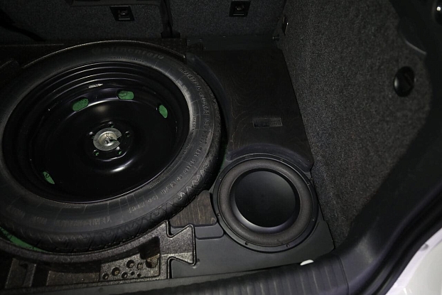 Короб стелс 10" для Volkswagen Tiguan  в нишу багажника