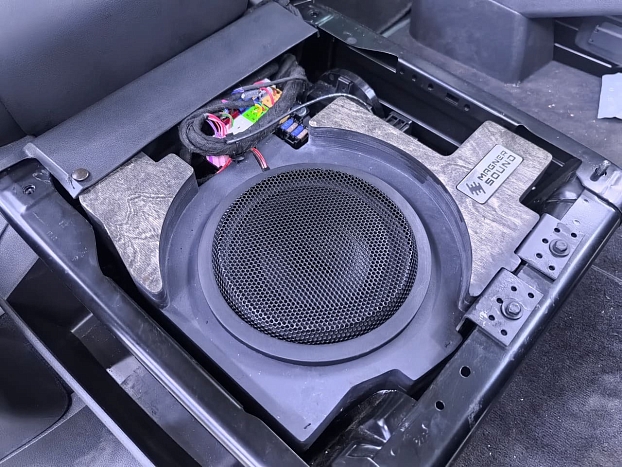 Короб стелс 10" для Volkswagen Transporter, Multivan, Caravelle, California Т6 и Т6.1 под сиденье